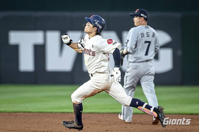 롯데 김동혁이 18일 사직구장에서 열린 한화와 홈경기 2회말 안타를 친 뒤 한화 우익수 김태연의 송구가 빠진 틈에 3루까지 달리고 있다. 사진제공|롯데 자이언츠