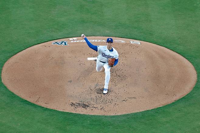 다저스 오타니 쇼헤이가 17일 로스앤젤레스 다저스타디움에서 열린 샌디에이고전에서 선발 등판해 역투하고 있다. AFP연합