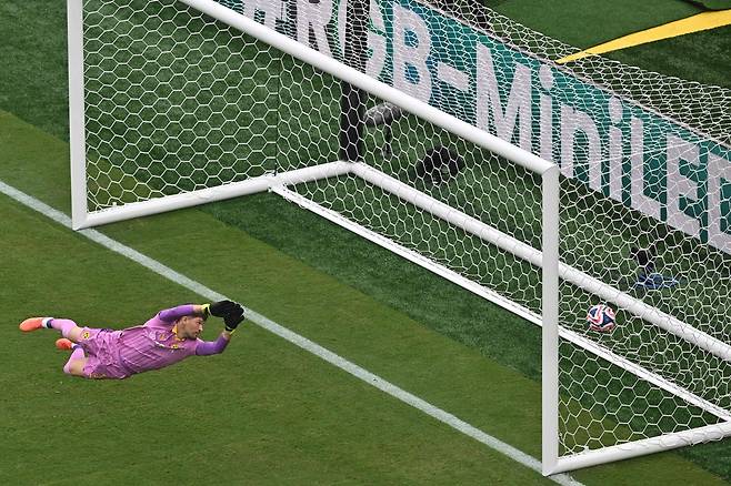 도르트문트 골키퍼 그레고르 코벨 선방 장면. AFP