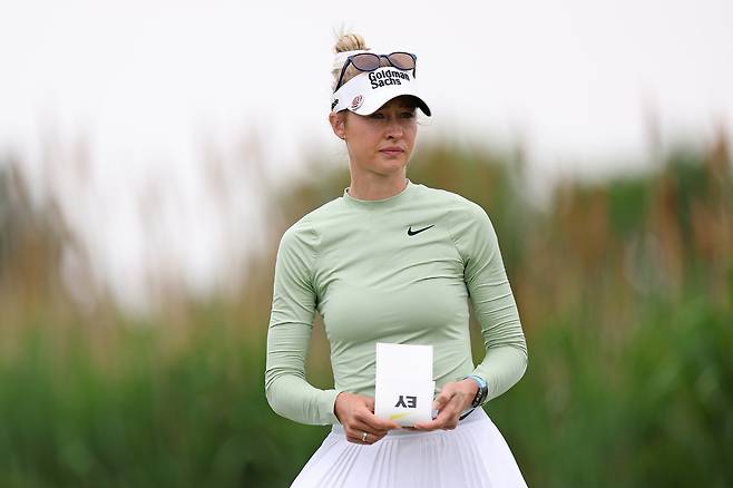 넬리 코르다가 지난 7일 숍라이트 LPGA 클래식 1라운드 도중 15번 홀 티박스에서 홀을 어떻게 공략할지 생각하고 있다. 게티이미지코리아