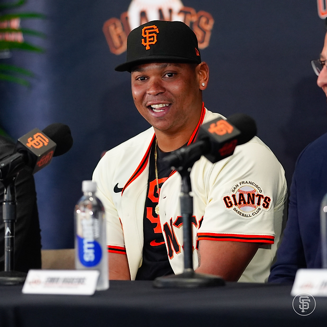 샌프란시스코에 트레이드로 합류한 라파엘 데버스가 18일 클리블랜드전을 앞두고 기자회견에서 활짝 웃고 있다. 샌프란시스코 SNS