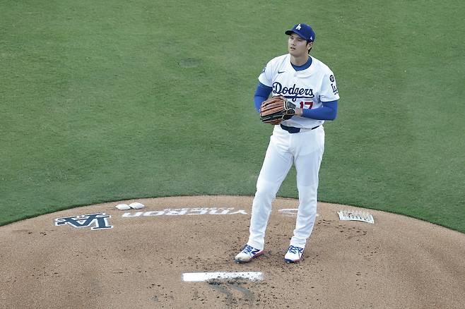 LA 다저스 오타니 쇼헤이가 17일 샌디에이고전에 마운드에 올라 투구 전 잠시 생각하고 있다. AFP연합뉴스