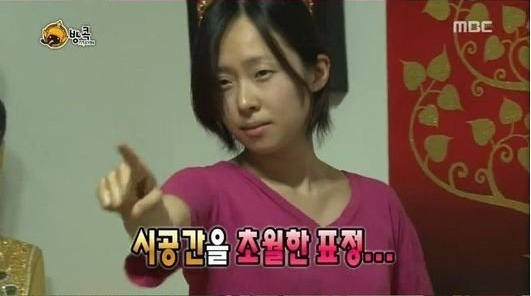 2014년 MBC ‘무한도전’의 방콕특집에 출연한 김윤의 작가의 장면. 사진 MBC 방송화면 캡쳐