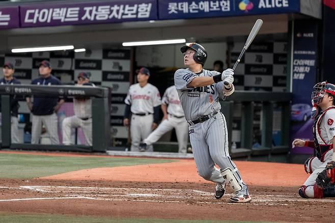 17일 사직 롯데전에서 타격하는 한화 안치홍. 한화 이글스 제공