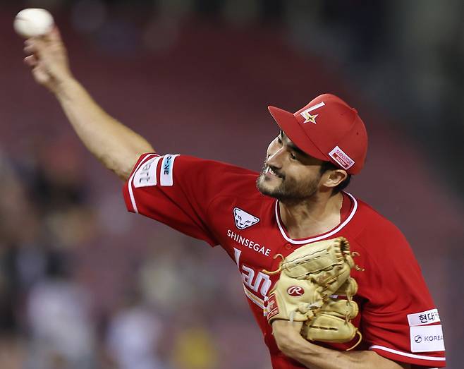 SSG 미치 화이트가 11일 잠실 LG전에서 선발 투수로 나서 공을 던지고 있다. 연합뉴스