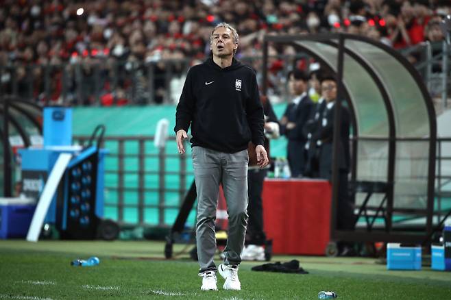 클린스만 전 한국 대표팀 감독이 2023년 10월 튀니지전에서 그라운드를 주시하고 있다. Getty Images코리아