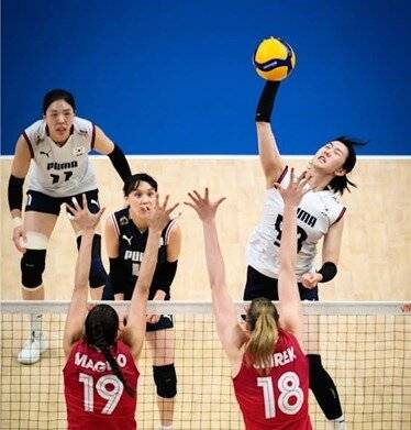 여자배구 대표팀이 18일 캐나다를 꺾고 발리볼네이션스리그(VNL) 첫 승을 따냈다. FIVB 제공