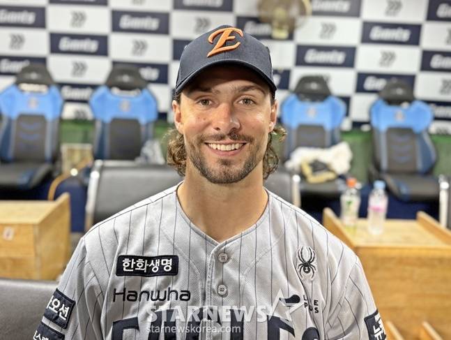 한화 라이언 와이스가 17일 사직 롯데전 승리 후 취재진과 인터뷰를 하고 있다. /사진=양정웅 기자