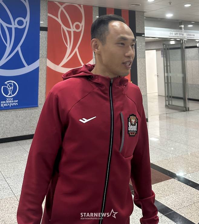 문선민이 지난 17일 서울월드컵경기장에서 열린 FC서울 대 강원FC의 '하나은행 K리그1 2025' 19라운드 후 믹스트존에서 취재진과 만나고 있다. /사진=박재호 기자