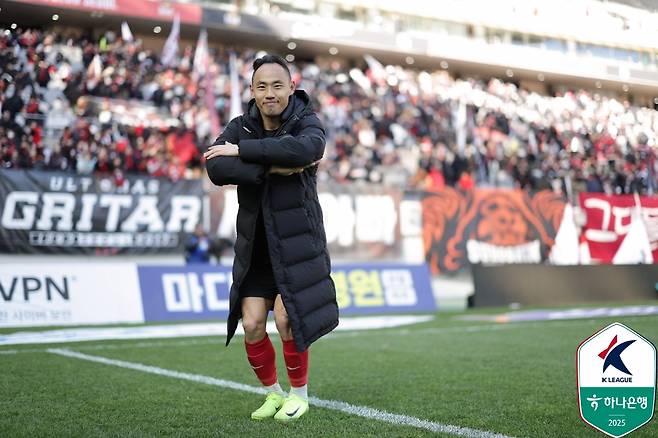 관제탑 세리머니 포즈를 취한 문선민. /사진=한국프로축구연맹 제공