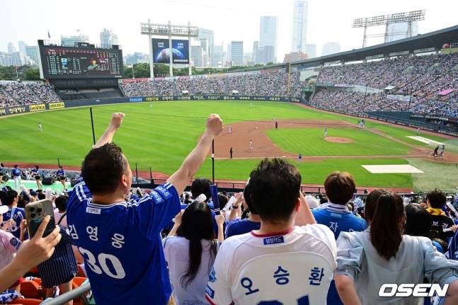 만원관중을 이룬 잠실구장.