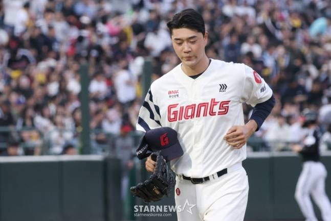 롯데 윤성빈이 지난 5월 20일 사직 LG전에서 2회 마운드를 내려가고 있다. /사진=김진경 대기자