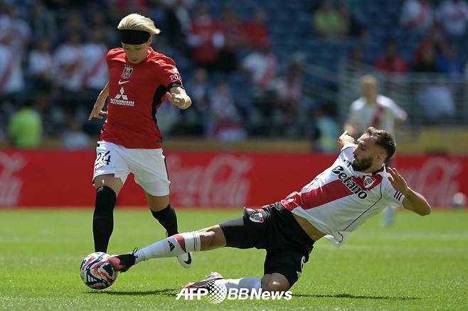 18일(한국시간) 미국 워싱턴주 시애틀의 루멘 필드에서 열린 우라와 레드 다이아몬즈와 리버 플레이트의 2025 국제축구연맹(FIFA) 클럽 월드컵 조별리그 E조 1차전 경기 모습. 우라와 마쓰오 유스케(왼쪽)가 드리블 돌파를 하는 과정에서 상대 태클에 막히고 있다. /AFPBBNews=뉴스1