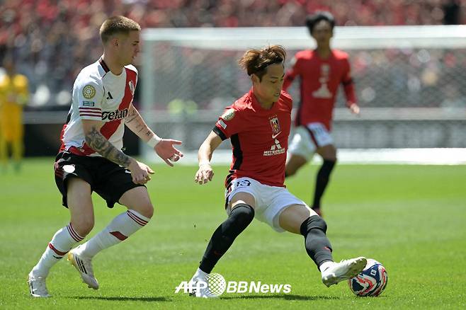 18일(한국시간) 미국 워싱턴주 시애틀의 루멘 필드에서 열린 우라와 레드 다이아몬즈와 리버 플레이트의 2025 국제축구연맹(FIFA) 클럽 월드컵 조별리그 E조 1차전 경기 모습. 우라와 와타나베 료마(오른쪽)가 볼 경합을 펼치고 있다. /AFPBBNews=뉴스1