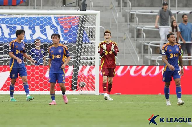 조현우(오른쪽 두 번째) 등 울산 HD 선수들이 18일 미국 플로리다주 올랜도의 인터앤코 스타디움에서 열린 2025 국제축구연맹(FIFA) 클럽 월드컵 조별리그 F조 1차전 마멜로디 선다운스(남아프리카공화국)전에서 실점 지궇 아쉬워하고 있다. /사진=한국프로축구연맹 제공