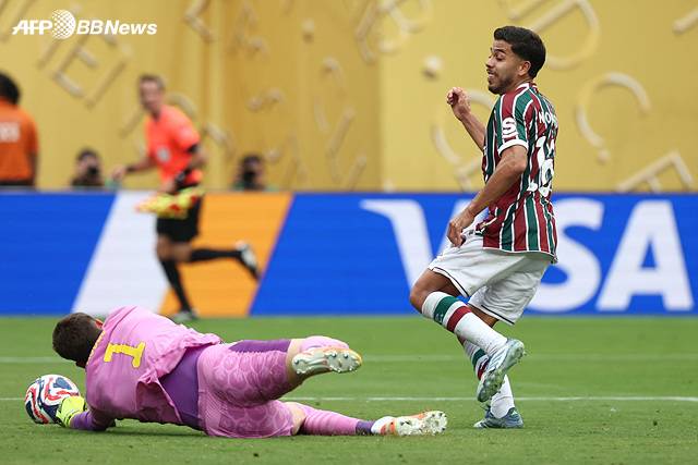 선방쇼를 보여준 그레고어 코벨(왼쪽). /AFPBBNews=뉴스1