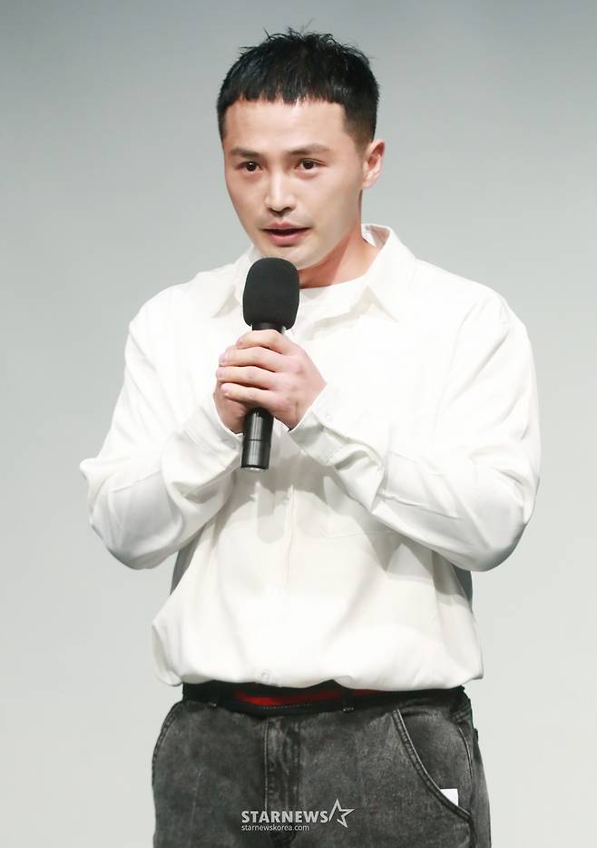 부모의 빚투 논란으로 6년간 활동을 중단했던 래퍼 마이크로닷이 24일 오후 서울 구로구 한 공연장에서 진행된 새 EP 앨범 '다크사이드'(DARKSIDE) 발매기념 쇼케이스 및 기자간담회에서 사과를 하고 있다. /2024.06.24 /사진=이동훈