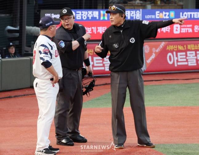 롯데 김태형 감독(맨 왼쪽)이 18일 사직 한화전에서 2회말 송구 실책과 볼 데드 상황에 대해 심판진의 설명을 듣고 있다. /사진=김진경 대기자