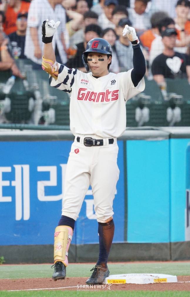 롯데 김동혁이 18일 사직 한화전에서 2회 2루타를 친 후 상대 송구실책 때 3루로 진루했다. /사진=김진경 대기자