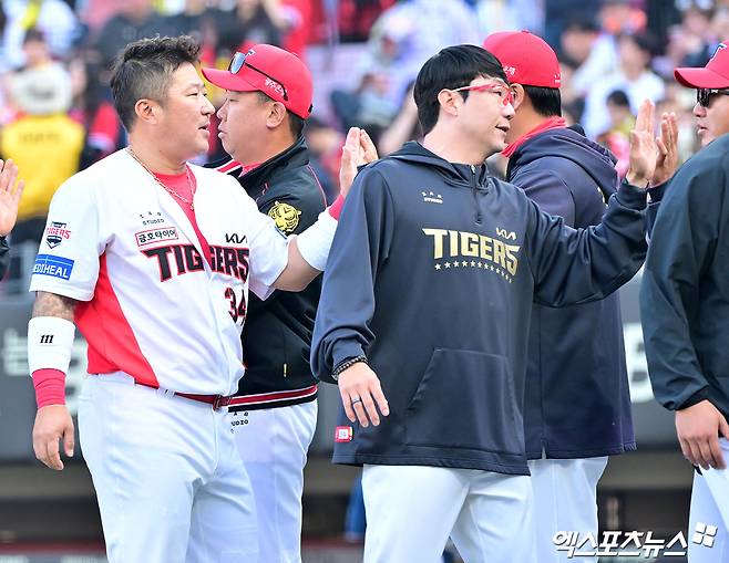 24일 오후 광주기아챔피언스필드에서 열린 '2024 신한 SOL Bank KBO리그' 삼성 라이온즈와 KIA 타이거즈의 경기, 1회초 KIA 선발투수 김도현이 공을 힘차게 던지고 있다. 엑스포츠뉴스 DB