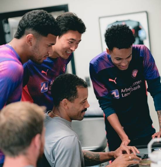 미트윌란이 17일(한국시간) 공식적으로 2025-2026시즌 3F 수페르리가 개막을 위한 프리시즌 훈련을 시작했다. 조규성은 18일 오전 출근하는 모습이 포착되면서 본격적으로 복귀 시동을 걸 것으로 기대를 모으고 있다.&nbsp;미트윌란 SNS