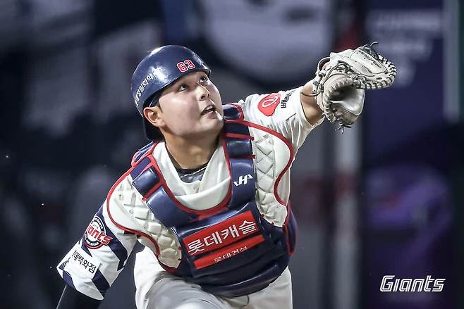 롯데 자이언츠 고졸 루키 포수 박재엽이 18일 부산 사직야구장에서 열린 2025 신한 SOL Bank KBO리그 한화 이글스와의 팀 간 9차전에서 프로 데뷔 첫 홈런을 터뜨리고 팀 연패 탈출을 이끌었다. 사진 롯데 자이언츠