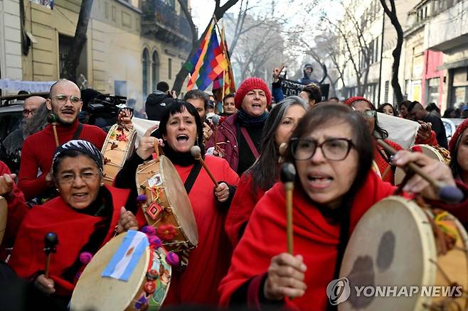 17일(현지시간) 크리스티나 페르난데스 전 대통령 자택 앞에 모인 지지자들 [부에노스아이레스 AFP=연합뉴스. 재판매 및 DB 금지]