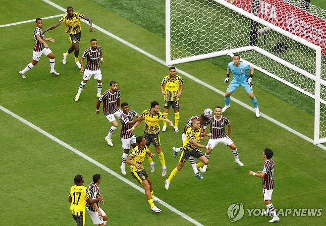 경합하는 양 팀 선수들 [로이터=연합뉴스. 재판매 및 DB 금지]