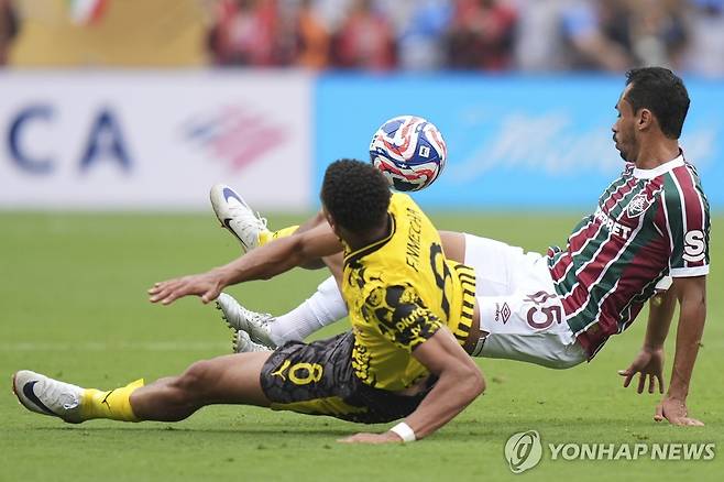 경합하는 양 팀 선수들 [AP=연합뉴스. 재판매 및 DB 금지]