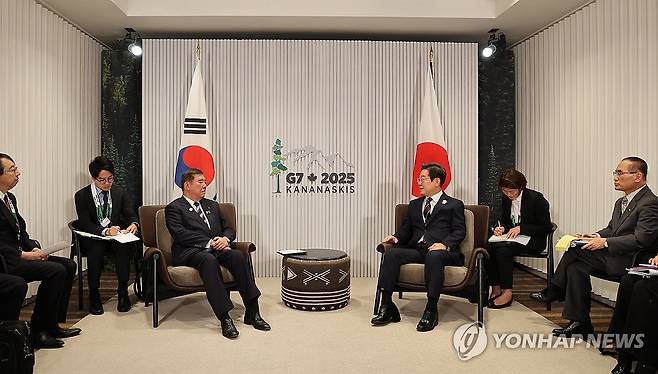 이재명 대통령, G7 계기 한일 정상회담 (캐내내스키스[캐나다]=연합뉴스) 홍해인 기자 = 이재명 대통령이 17일(현지시간) 캐나다 앨버타주 캐내내스키스 주요 7개국(G7) 정상회의장에서 이시바 시게루 일본 총리와 한일 정상회담을 하고 있다. 2025.6.18 hihong@yna.co.kr