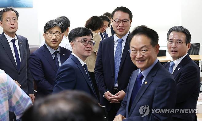 추경 관련해 모인 당정대 (서울=연합뉴스) 김주형 기자 = 대통령실 김용범 정책실장(오른쪽)과 더불어민주당 허영 원내정책수석부대표(오른쪽 두번째) 등이 18일 서울 여의도 국회 의원회관에서 대통령실과 정부, 여당 등이 함께하는 추경안 관련 비공개 회의에 참석해 대화하고 있다. 2025.6.18 kjhpress@yna.co.kr