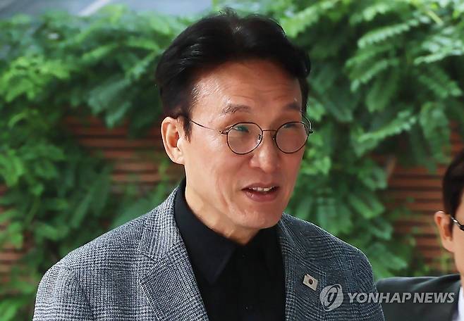 김민석 국무총리 후보자 출근 (서울=연합뉴스) 이정훈 기자 = 김민석 국무총리 후보자가 18일 서울 종로구 통의동 금융감독연수원에 마련된 청문회 준비단 사무실로 출근하고 있다. 2025.6.18 uwg806@yna.co.kr