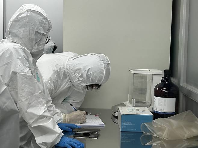 유전자 분석·연구를 위한 준비      (경주=연합뉴스) 김예나 기자 = 지난 11일 국립경주문화유산연구소와 울산과학기술원(UNIST) 관계자들이 경북 경주시 국립경주문화유산연구소 청정실험실에서 월성 남성벽에서 출토된 개 뼈를 분석하기 위한 시료를 채취하며 작업하고 있다. 2025.6.18
    yes@yna.co.k