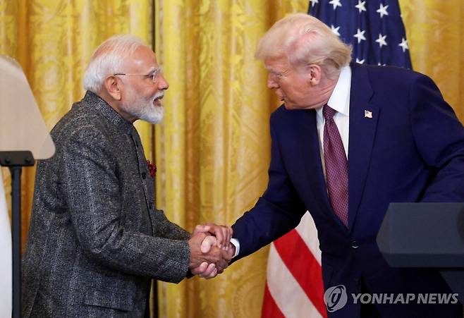 악수하는 미국·인도 정상 나렌드라 모디 인도 총리(왼쪽)와 도널드 트럼프 미국 대통령이 지난 2월 13일 백악관에서 만나 악수하고 있다.
[로이터 연합뉴스 자료사진. 재판매 및 DB 금지]