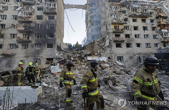 17일(현지시간) 러시아 공습에 부서진 9층 아파트 [EPA 연합뉴스]