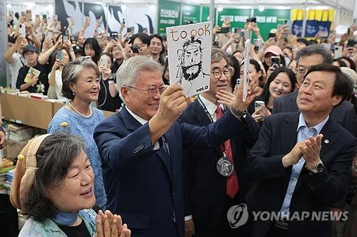 독자들과 인사하는 문재인 전 대통령   (서울=연합뉴스) 류효림 기자 = 문재인 전 대통령이 18일 서울 강남구 삼성동 코엑스에서 열린 2025 서울국제도서전에서 평산책방을 찾은 독자들과 인사하고 있다. 2025.6.18
    ryousanta@yna.co.kr