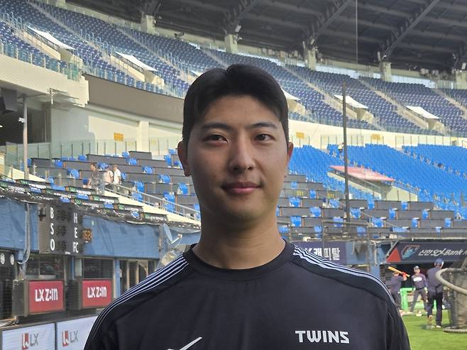 잠실로 돌아온 이정용 (서울=연합뉴스) 하남직 기자 = LG 이정용이 군 복무를 마치고 팀에 복귀한 18일 서울 잠실구장에서 취재진과 인터뷰하고 있다.