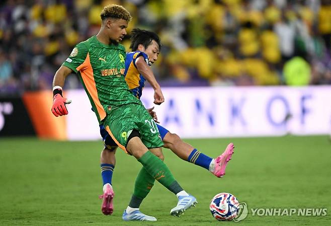 울산 고승범과 공을 다투는 마멜로디 골키퍼 론웬 윌리엄스(왼쪽). [AFP=연합뉴스]