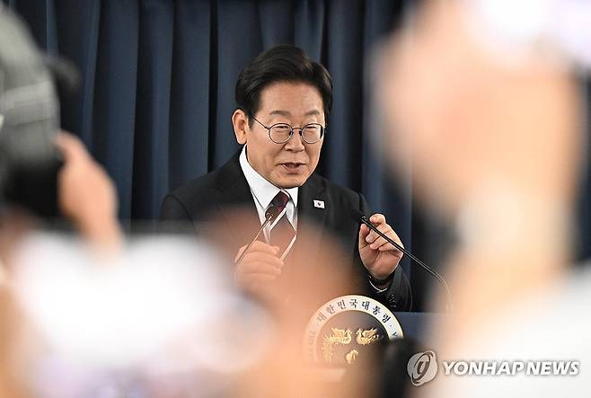 이재명 대통령, 기내 기자간담회 (캘거리[캐나다]=연합뉴스) 한상균 기자 = 주요 7개국(G7) 정상회의 참석을 위해 출국한 이재명 대통령이 16일(현지시각) 캐나다 앨버타주 캘거리로 향하는 공군 1호기에서 기자간담회를 하고 있다. 2025.6.17 xyz@yna.co.kr