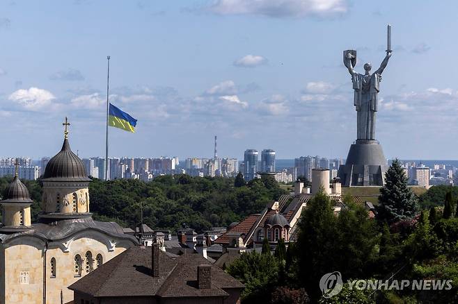 18일 키이우에 전날 공습 희생자들을 애도하기 위한 조기가 걸려 있다. [로이터 연합뉴스]