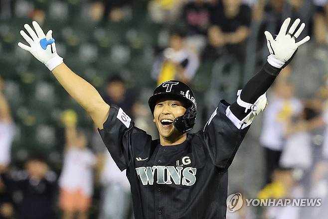 송찬의 끝내기로 LG 승리 (서울=연합뉴스) 임화영 기자 = 18일 서울 잠실야구장에서 열린 프로야구 NC 다이노스와 LG 트윈스의 경기.
    9회말 1사 1, 3루 LG 송찬의가 끝내기 유격수 땅볼을 친 뒤 9-8로 마무리된 팀의 승리를 자축하고 있다. 2025.6.18 hwayoung7@yna.co.kr