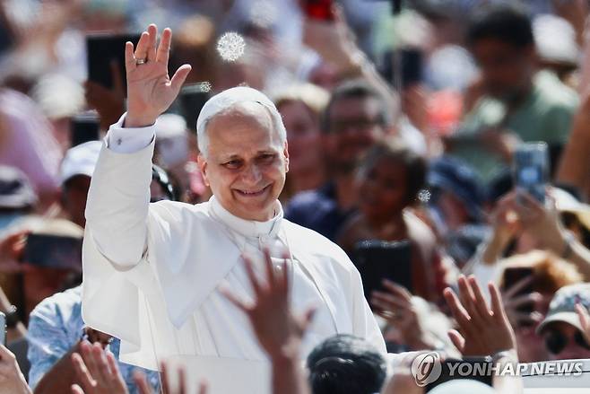 손 흔드는 레오 14세 교황 (바티칸 로이터=연합뉴스) 레오 14세 교황이 18일(현지시간) 바티칸 성 베드로 광장에서 열린 수요 일반 알현에서 포프모빌(교황 의전 차량)을 타고 광장을 순례하고 있다. 2025.06.18 photo@yna.co.kr