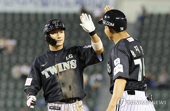 신민재 '나야, 역전의 주인공' (서울=연합뉴스) 임화영 기자 = 18일 서울 잠실야구장에서 열린 프로야구 NC 다이노스와 LG 트윈스의 경기.
    5회말 무사 만루 LG 신민재가 2타점 역전타를 친 뒤 기뻐하고 있다. 2025.6.18 hwayoung7@yna.co.kr