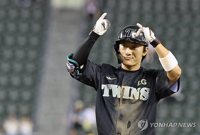 신민재 '나야, 역전의 주인공' (서울=연합뉴스) 임화영 기자 = 18일 서울 잠실야구장에서 열린 프로야구 NC 다이노스와 LG 트윈스의 경기.
    5회말 무사 만루 LG 신민재가 2타점 역전타를 친 뒤 기뻐하고 있다. 2025.6.18 hwayoung7@yna.co.kr