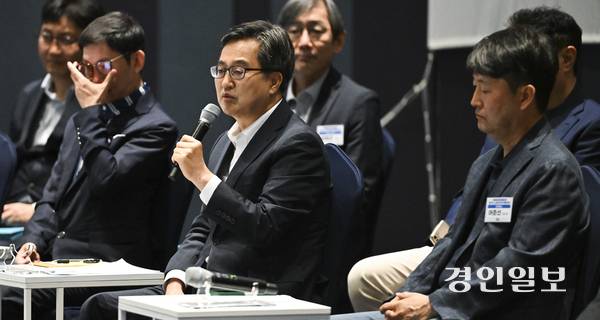 19일 오전 수원시 팔달구 라마다프라자호텔에서 경기도 주4.5일제 시범사업 업무협약 및 타운홀미팅 행사 ‘경기도 4.5일제 일의 미래를 열다’가 열리고 있다. 2025.6.19 /이지훈기자 jhlee@kyeongin.com