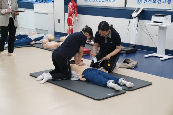지난달 인천보건고에서 진행된 ‘심폐소생술 경연대회’에서 학생들이 모형 인체를 활용해 심폐소생술을 진행하고 있다. /인천보건고 제공