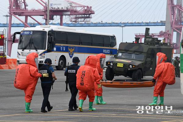 19일 오후 평택시 당진항 국제여객터미널에서 열린 ‘2025 대테러 관계기관 합동훈련’에서 경찰특공대가 인질범을 제압하고 있다. 2025.6.19 /최은성기자 ces7198@kyeongin.com