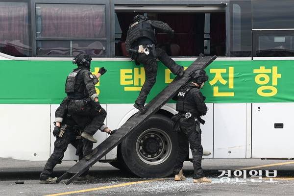 19일 오후 평택시 당진항 국제여객터미널에서 열린 ‘2025 대테러 관계기관 합동훈련’에서 경찰특공대가 인질범을 제압하고 있다. 2025.6.19 /최은성기자 ces7198@kyeongin.com