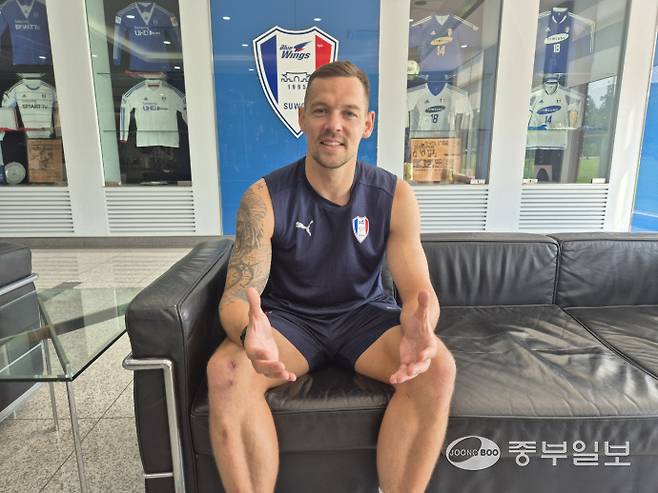 18일 화성 수원삼성클럽하우스에서 진행된 중부일보와의 인터뷰에서 일류첸코가 답변하고 있다. 이건우기자