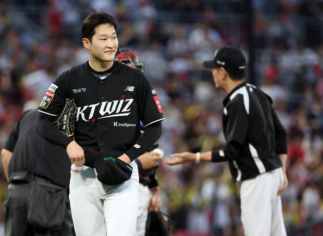 19일 광주기아챔피언스필드에서 열린 프로야구 kt wiz와 KIA 타이거즈의 경기. kt 선발투수 배제성이 4회말 1사 2루 KIA 오선우 타석 때 교체되고 있다. 연합.